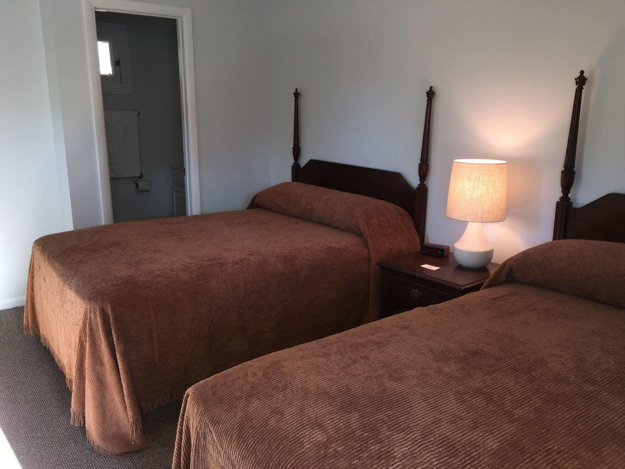 Mcgregor Inn Motel Wilton Экстерьер фото