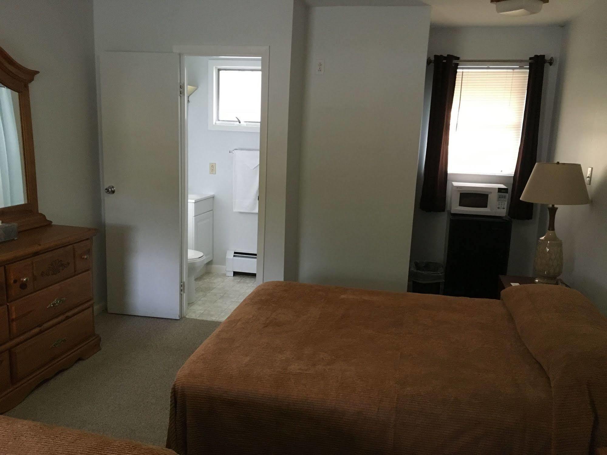 Mcgregor Inn Motel Wilton Экстерьер фото